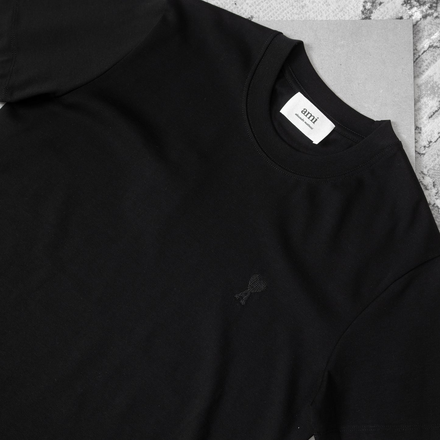 AMI TEE-BLACK